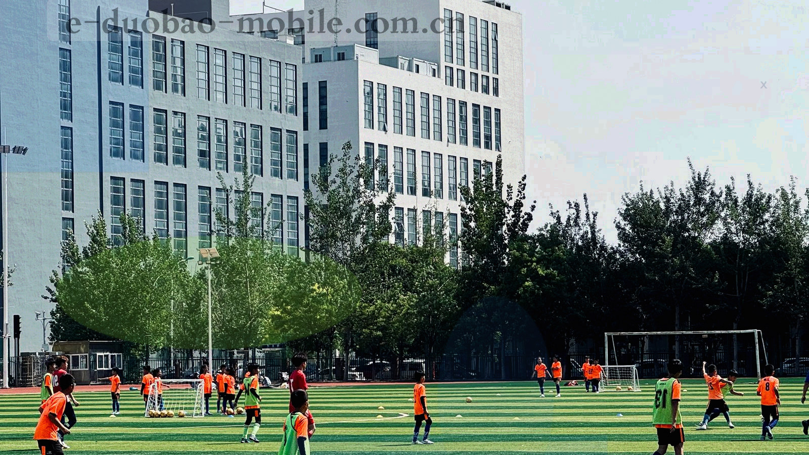 高原城市黄昏时分的体育场看台远景，光线强烈，天空由金色过渡到深靛蓝